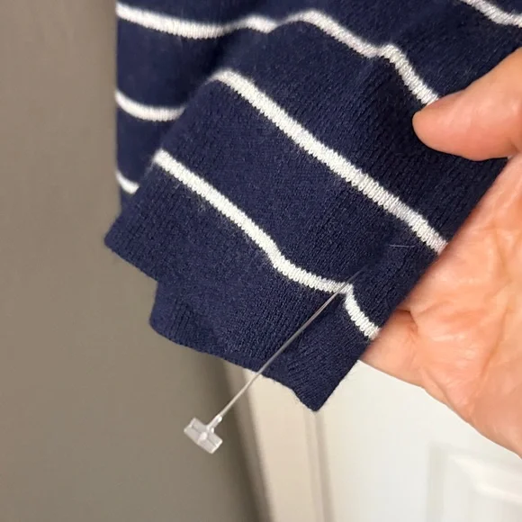 ❤️⚓️ Banana Republic Navy and White Striped 100% Merino Wool Sweater NWOT, Med - Picture 10 of 11